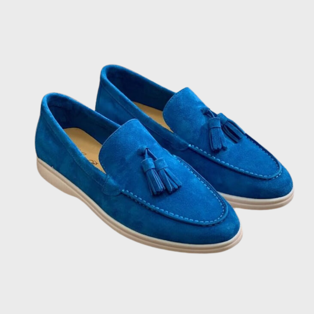 Suède heren loafers - een perfecte combinatie van casual en verfijning. Gemaakt van echt suède en ontworpen voor comfort, biedt de Jasper een ingetogen elegantie die geschikt is voor diverse gelegenheden.