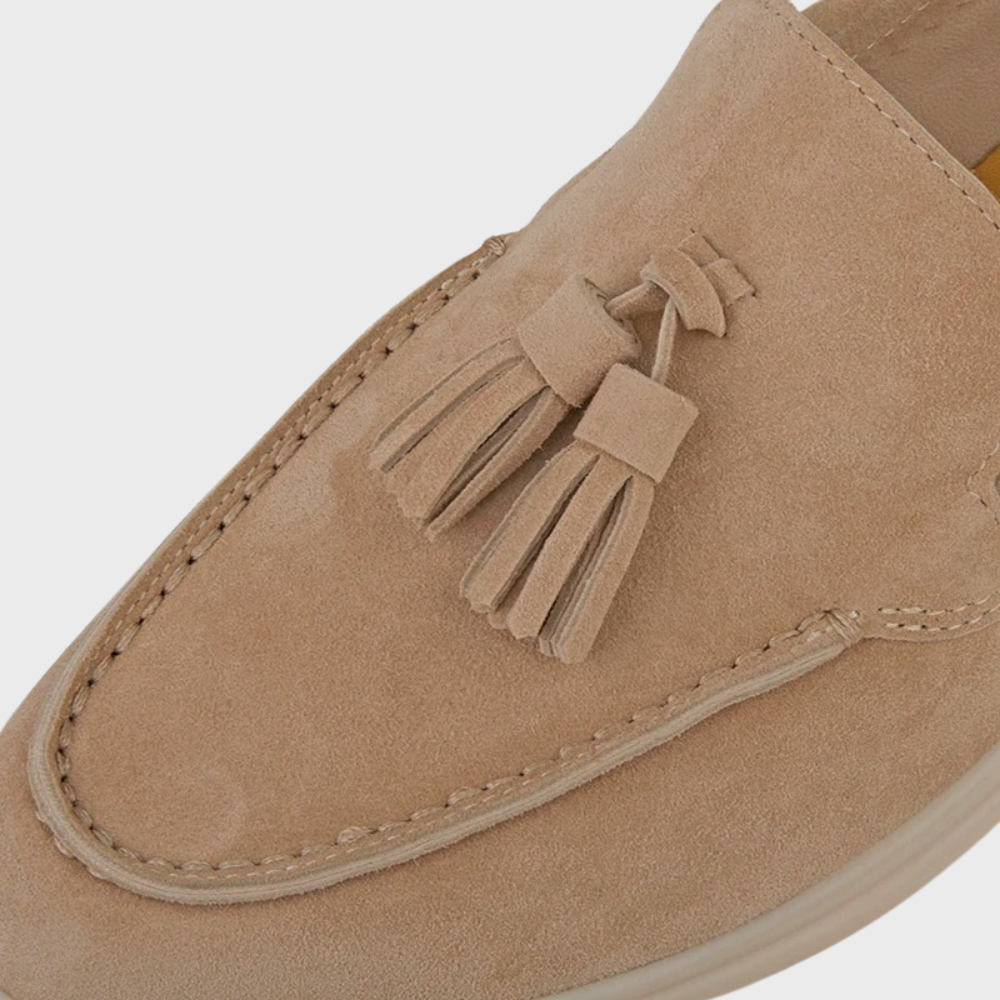 Suède heren loafers - een perfecte combinatie van casual en verfijning. Gemaakt van echt suède en ontworpen voor comfort, biedt de Jasper een ingetogen elegantie die geschikt is voor diverse gelegenheden.