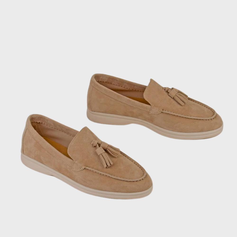 Suède heren loafers - een perfecte combinatie van casual en verfijning. Gemaakt van echt suède en ontworpen voor comfort, biedt de Jasper een ingetogen elegantie die geschikt is voor diverse gelegenheden.