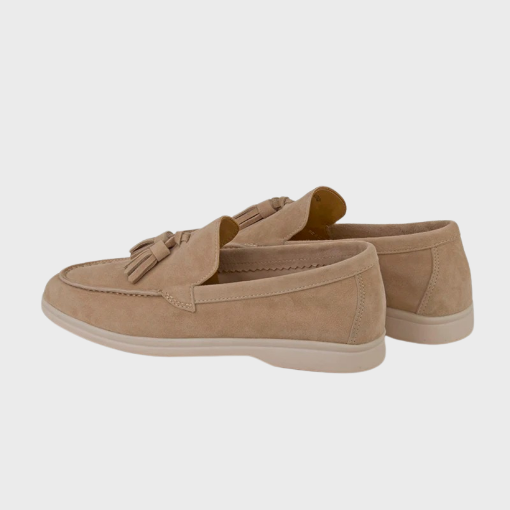 Suède heren loafers - een perfecte combinatie van casual en verfijning. Gemaakt van echt suède en ontworpen voor comfort, biedt de Jasper een ingetogen elegantie die geschikt is voor diverse gelegenheden.