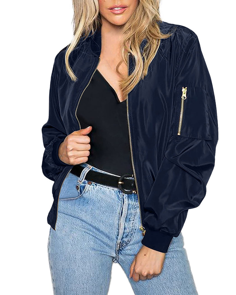 Stijlvolle streetwear bomberjack, perfecte balans tussen stijl en comfort. Gemaakt van comfortabel materiaal en voorzien van handige zakken. Geschikt voor diverse gelegenheden. Maattabel beschikbaar voor de juiste pasvorm.