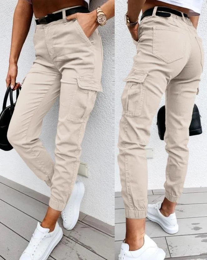 Cargo broek met hoge taille, perfect voor een trendy en avontuurlijke uitstraling. Ervaar ultiem comfort en stijl met praktische zakken voor extra opbergruimte en veelzijdige combinatiemogelijkheden.