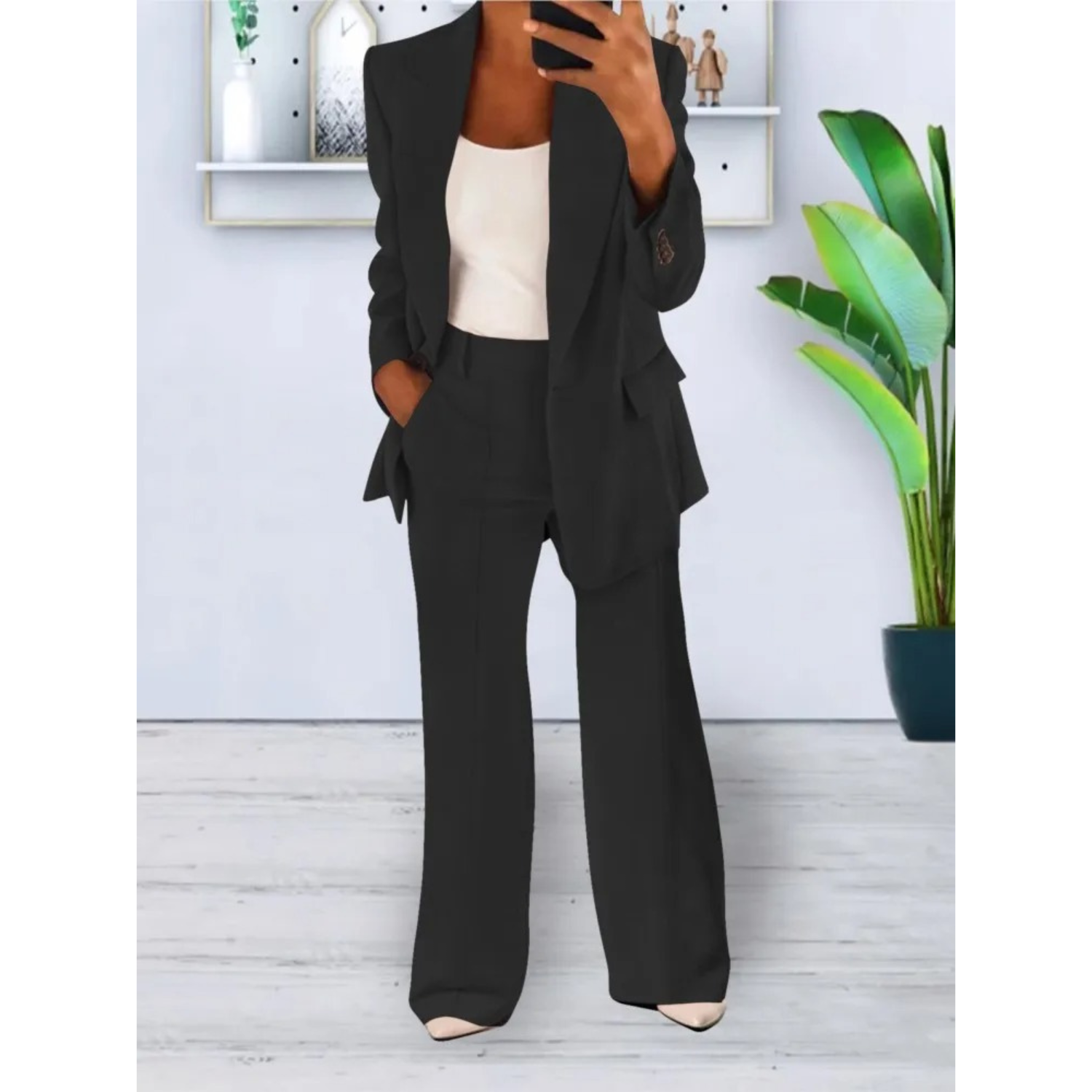 Damespak bestaande uit een stijlvolle blazer en bijpassende broek. Met een losse fit, effen kleur en praktische casual zakken. Perfect voor diverse gelegenheden en eenvoudig te combineren voor verschillende looks.