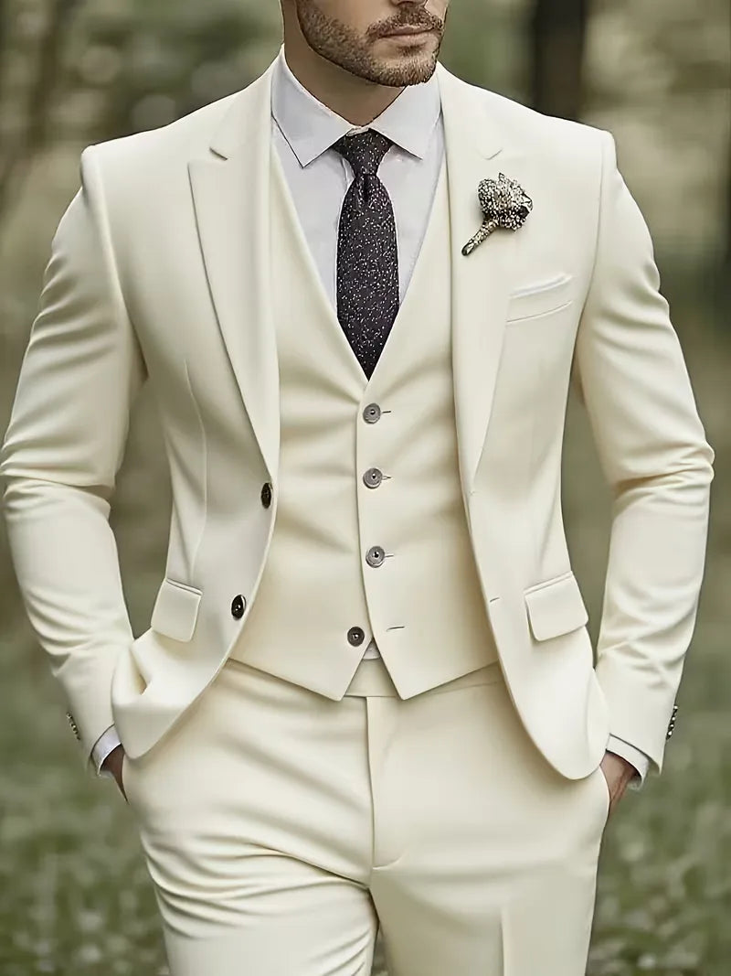 Driedelig heren pak met slim fit en glanzende afwerking voor bruiloft ...