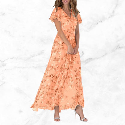 Tijdloze charme ontmoet vintage bloemendessin in onze Enora maxi-jurk. Gemaakt van lichtgewicht materialen van hoge kwaliteit en voorzien van een flatterend vloeiend silhouet, biedt deze jurk zowel comfort als stijl. Ideaal voor dagelijks gebruik en eindeloos te combineren voor diverse looks.