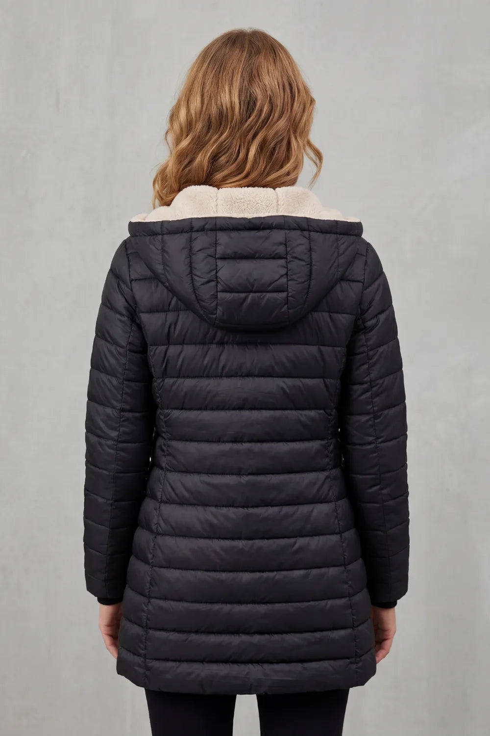 Zwarte puffer jas met capuchon