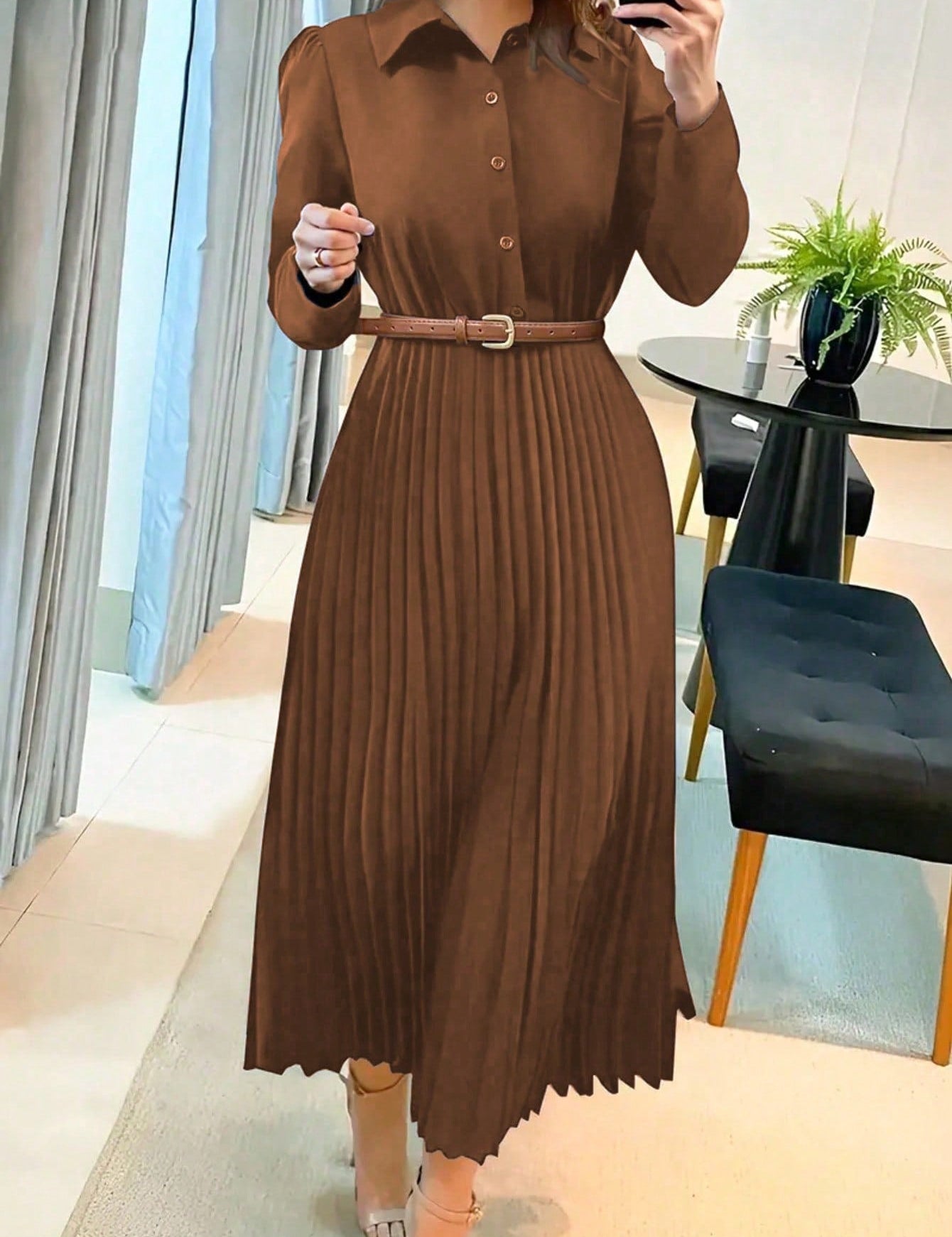 Geplooide jurk met lange mouwen en knoopsluiting