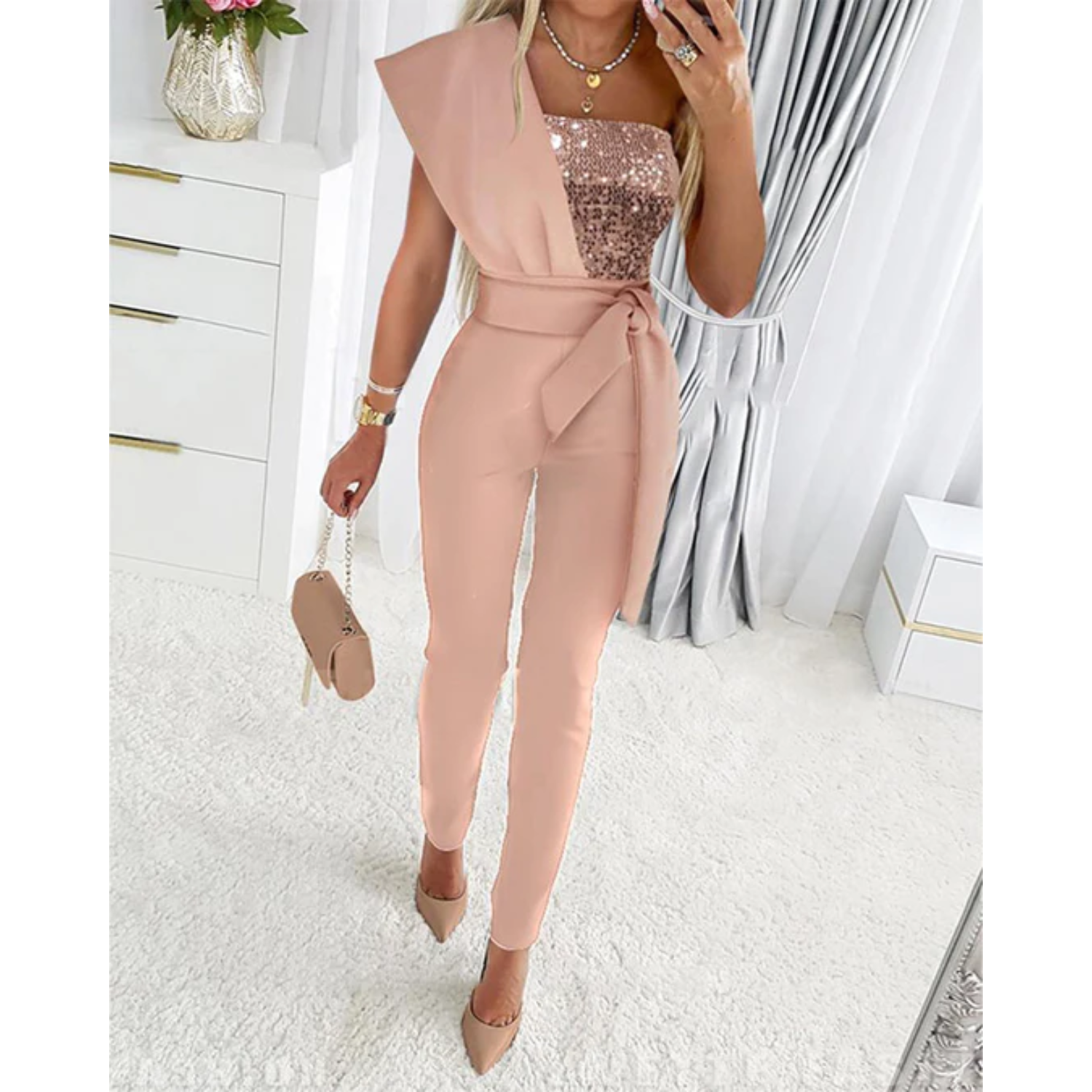 Glitter jumpsuit voor dames, perfect voor feestelijke gelegenheden. Deze jumpsuit heeft een betoverende uitstraling dankzij de glitter top en is voorzien van een comfortabele high waist pasvorm voor een trendy look. Verkrijgbaar in diverse kleuren. Combineer met statement-sieraden en hoge hakken voor een glamoureuze uitstraling, of voeg een blazer toe voor een meer formele look. Maattabel (in CM) beschikbaar voor borst, taille, heupen en lengte.