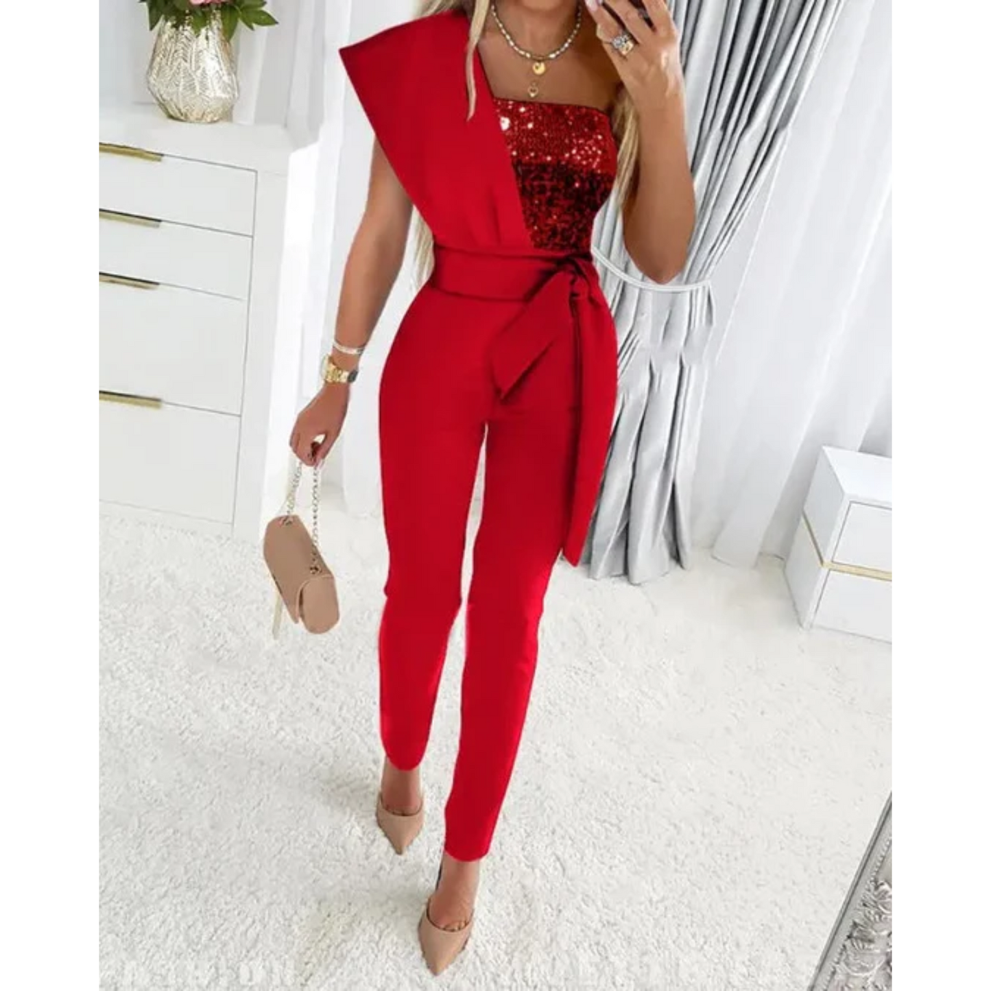 Glitter jumpsuit voor dames, perfect voor feestelijke gelegenheden. Deze jumpsuit heeft een betoverende uitstraling dankzij de glitter top en is voorzien van een comfortabele high waist pasvorm voor een trendy look. Verkrijgbaar in diverse kleuren. Combineer met statement-sieraden en hoge hakken voor een glamoureuze uitstraling, of voeg een blazer toe voor een meer formele look. Maattabel (in CM) beschikbaar voor borst, taille, heupen en lengte.