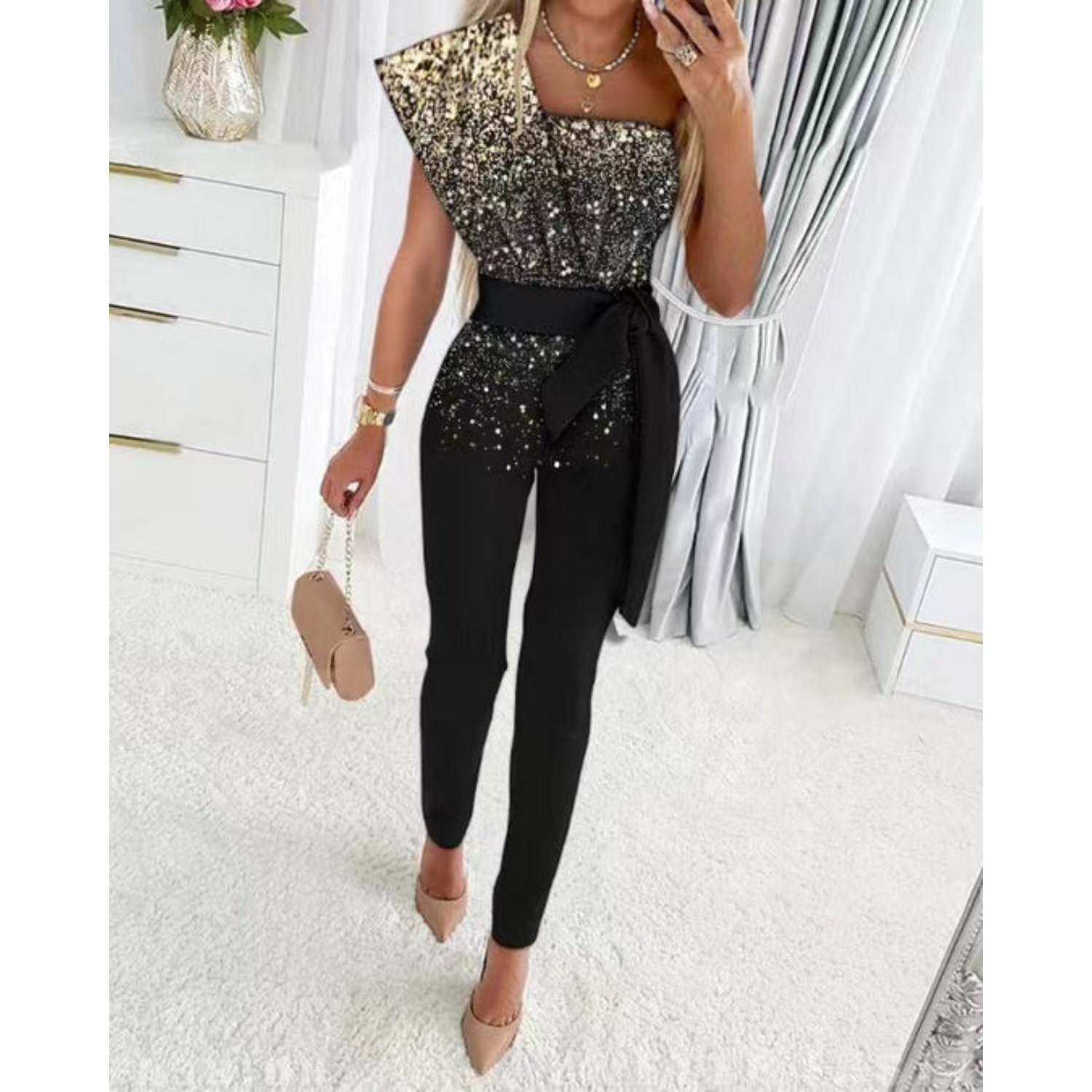 Glitter jumpsuit voor dames, perfect voor feestelijke gelegenheden. Deze jumpsuit heeft een betoverende uitstraling dankzij de glitter top en is voorzien van een comfortabele high waist pasvorm voor een trendy look. Verkrijgbaar in diverse kleuren. Combineer met statement-sieraden en hoge hakken voor een glamoureuze uitstraling, of voeg een blazer toe voor een meer formele look. Maattabel (in CM) beschikbaar voor borst, taille, heupen en lengte.