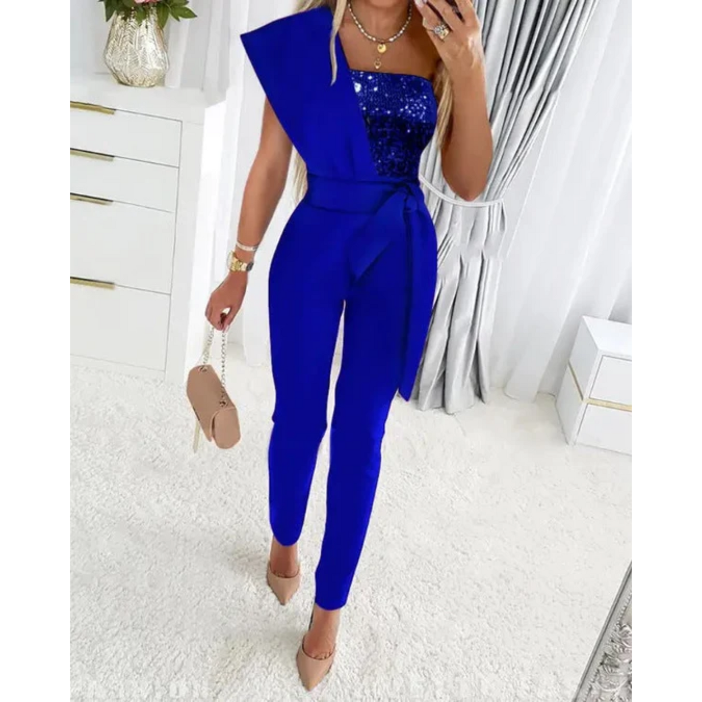 Glitter jumpsuit voor dames, perfect voor feestelijke gelegenheden. Deze jumpsuit heeft een betoverende uitstraling dankzij de glitter top en is voorzien van een comfortabele high waist pasvorm voor een trendy look. Verkrijgbaar in diverse kleuren. Combineer met statement-sieraden en hoge hakken voor een glamoureuze uitstraling, of voeg een blazer toe voor een meer formele look. Maattabel (in CM) beschikbaar voor borst, taille, heupen en lengte.