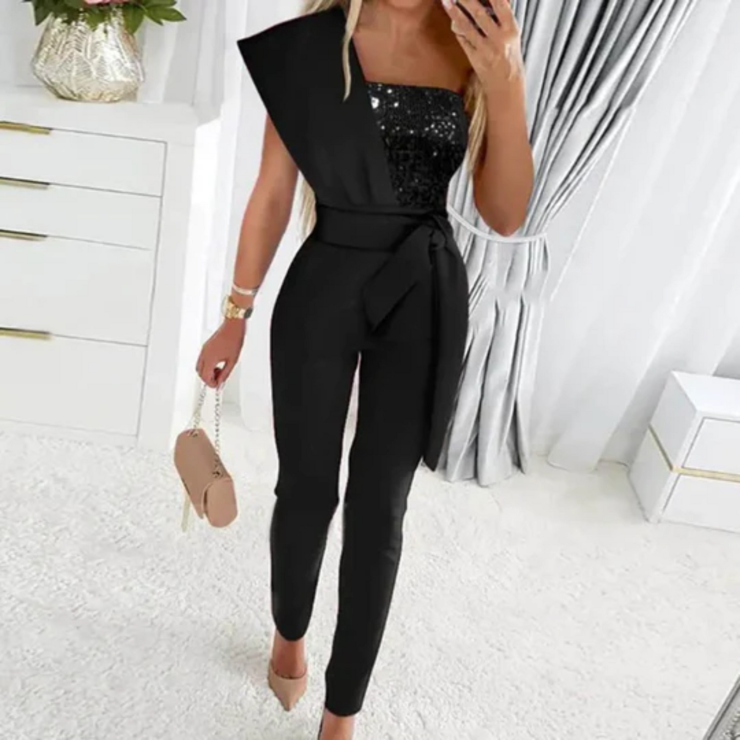 Glitter jumpsuit voor dames, perfect voor feestelijke gelegenheden. Deze jumpsuit heeft een betoverende uitstraling dankzij de glitter top en is voorzien van een comfortabele high waist pasvorm voor een trendy look. Verkrijgbaar in diverse kleuren. Combineer met statement-sieraden en hoge hakken voor een glamoureuze uitstraling, of voeg een blazer toe voor een meer formele look. Maattabel (in CM) beschikbaar voor borst, taille, heupen en lengte.