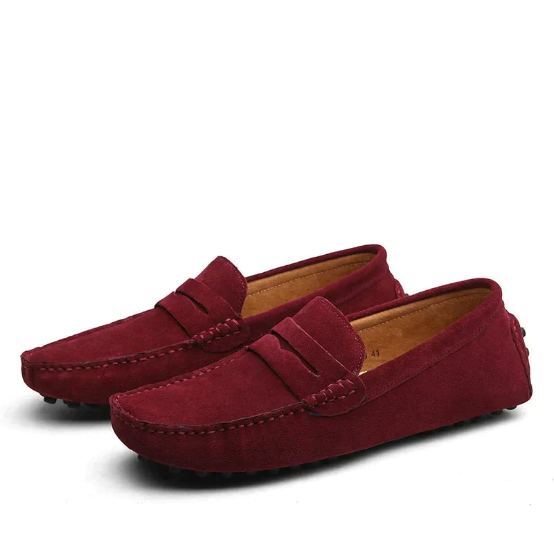 Suède loafers geïnspireerd op de Italiaanse mode. Deze schoenen bieden een perfecte combinatie van comfort en moderniteit, ideaal voor elke casual gelegenheid en reizen. Suède materiaal, comfortabele pasvorm en een stijlvol ontwerp zorgen voor een luxe uitstraling en trendy look.