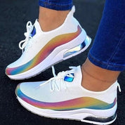 Stap in stijl en comfort met de Eline Ademende Mesh Damessneakers, perfect voor een moeiteloze en trendy look. Deze sneakers kenmerken zich door een ademend en lichtgewicht mesh bovenwerk, zachte schuim tussenzool voor responsieve demping, en een lichtgewicht EVA buitenzool voor duurzaamheid en slip-weerstand. Daarnaast biedt het verstelbare kant-up design een gepersonaliseerde pasvorm.