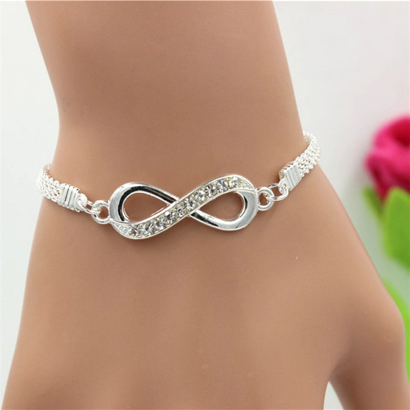 Prachtige handgemaakte armband met een verfijnd infinity symbool design. Deze armband straalt tijdloze elegantie uit en is comfortabel en duurzaam. Perfect als aanvulling op uw stijl of als betekenisvol cadeau.