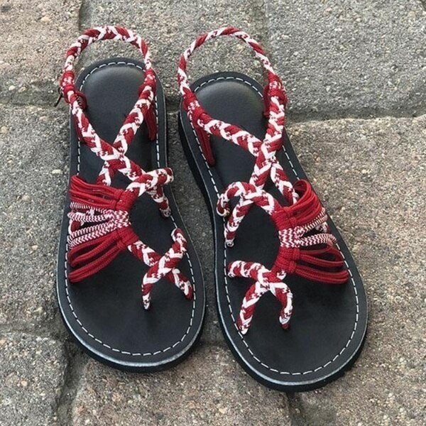 Casual vetersandalen, perfect voor diverse gelegenheden. Handgeweven met prachtige elastische bandjes voor een zomerse uitstraling en voorzien van veganistische platte zolen voor verbeterde kwaliteit. Geschikt voor smalle tot medium grote voeten en ideaal als cadeau. Deze sandalen bieden comfort, veelzijdigheid en passen perfect bij zowel casual als meer geklede outfits.