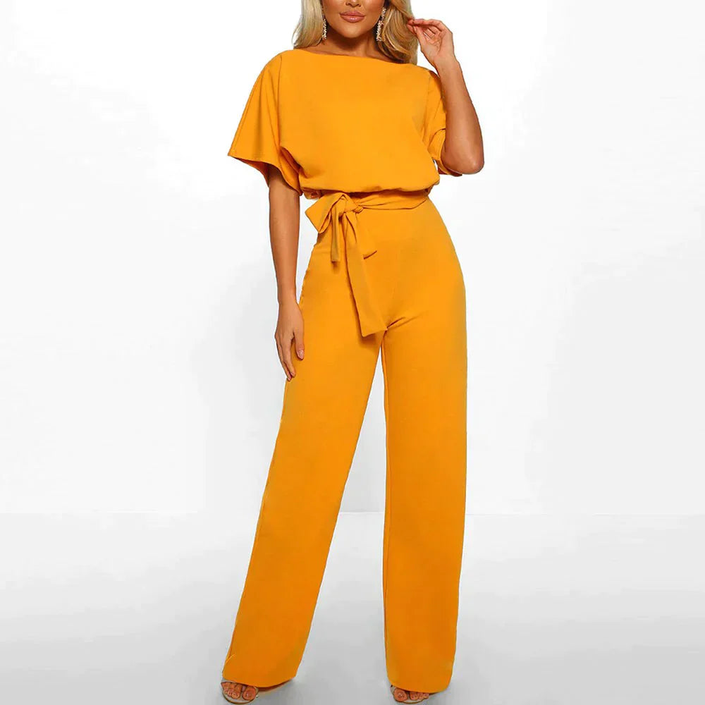 Zomerse jumpsuit - een perfecte keuze voor diverse gelegenheden. Deze jumpsuit biedt een getailleerde pasvorm en wijde pijpen voor een charmante en vrouwelijke uitstraling. Gemaakt van vochtafvoerende stof met hoogwaardige materialen voor ultiem comfort en elasticiteit.