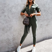 Stoere jumpsuit in trendy cargo-stijl. Deze jumpsuit combineert ultiem comfort met een fashionable look, met korte mouwen, zakken en een ritssluiting. De nauwsluitende pasvorm en strik in de taille zorgen voor een vrouwelijk silhouet. Gemaakt van een katoen en polyester blend voor comfort en duurzaamheid.