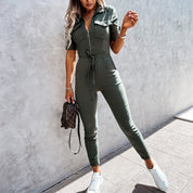 Stoere jumpsuit in trendy cargo-stijl. Deze jumpsuit combineert ultiem comfort met een fashionable look, met korte mouwen, zakken en een ritssluiting. De nauwsluitende pasvorm en strik in de taille zorgen voor een vrouwelijk silhouet. Gemaakt van een katoen en polyester blend voor comfort en duurzaamheid.