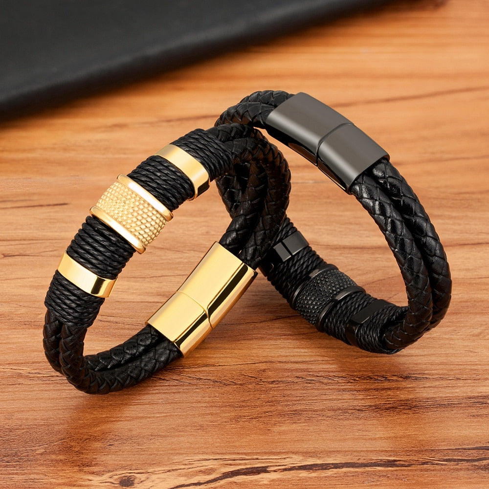 Geweven leren armband, gemaakt van echt leer met roestvrijstalen accenten voor een stoere uitstraling. Voorzien van een magnetische sluiting en ideaal voor dagelijks gebruik.