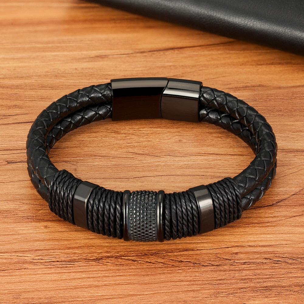 Geweven leren armband, gemaakt van echt leer met roestvrijstalen accenten voor een stoere uitstraling. Voorzien van een magnetische sluiting en ideaal voor dagelijks gebruik.