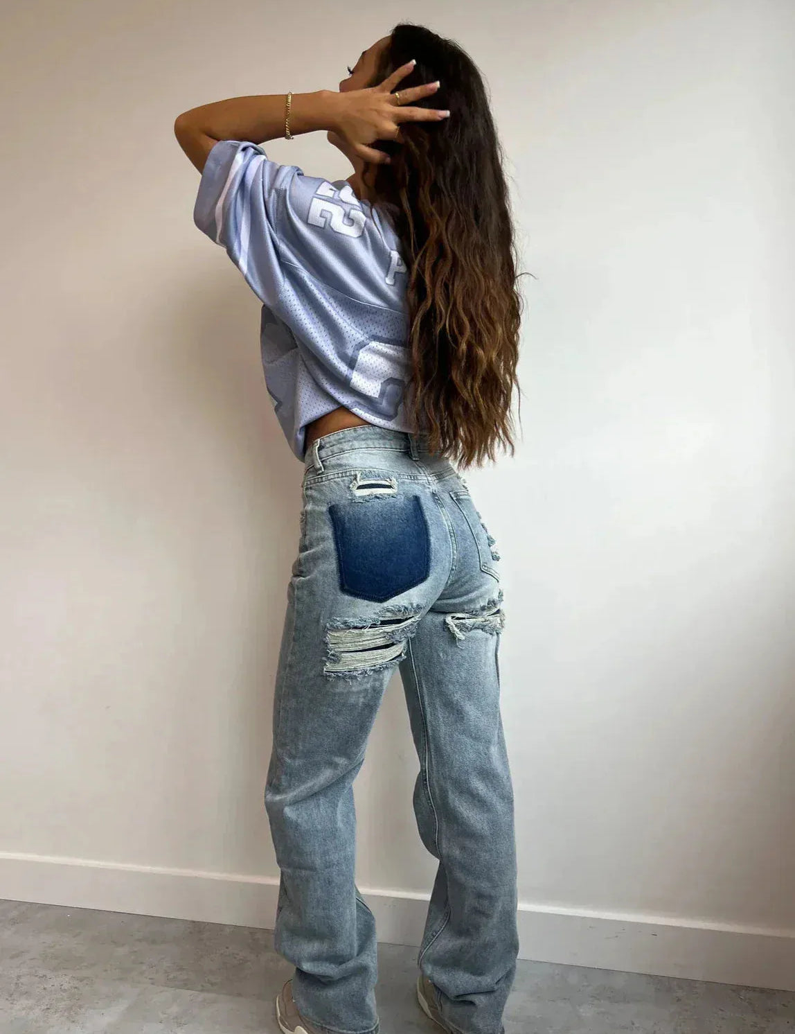 High waist jeans met gescheurde details