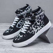 Hoge sneakers met grafisch patroon en vetersluiting