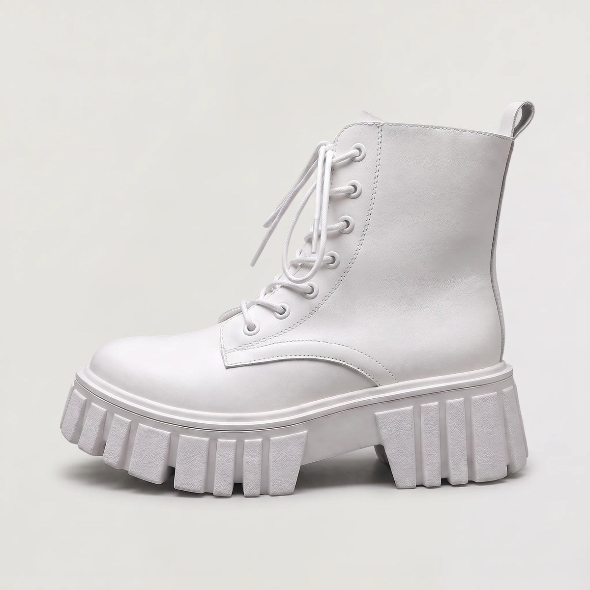 Witte enkellaarsjes met chunky sole