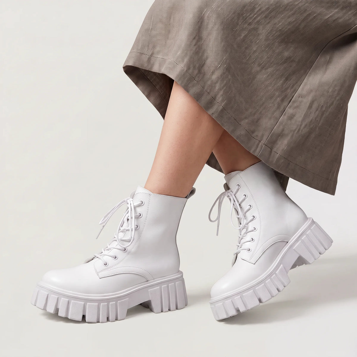 Witte enkellaarsjes met chunky sole