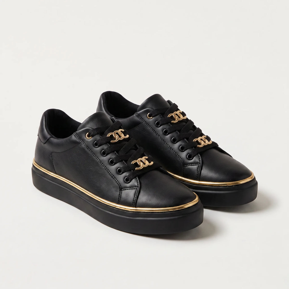 Zwarte trainers met gouden details