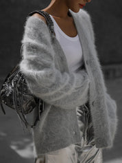 Zacht en fluffy vest uit onze betoverende Mila collectie. Dit vest combineert comfort en stijl in een trendy ontwerp dat zowel je lichaam als geest omarmt. Met zachte stoffen en een modieuze uitstraling zorgt dit vest voor warmte en elegantie in elke situatie. Perfect voor elke gelegenheid. Maattabel beschikbaar.