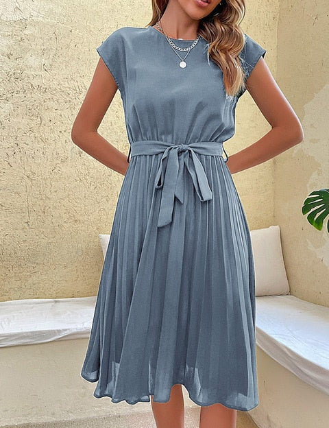 Deze elegante zomerjurk in prachtig blauw biedt ultieme stijl en comfort. Het geplooide ontwerp en de korte mouwen maken het een must-have item voor elke gelegenheid. Gemaakt van comfortabel en ademend materiaal, past deze jurk zich vleiend aan aan elke lichaamsvorm. Geschikt voor dagelijks gebruik en eenvoudig te combineren voor verschillende looks. Maattabel beschikbaar voor de perfecte pasvorm.