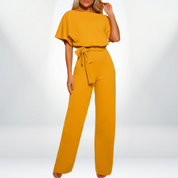 Deze veelzijdige dames jumpsuit combineert een elegante uitstraling met comfort, dankzij het high waist design en korte mouwen. Verkrijgbaar in prachtige kleuren zoals geel, blauw en licht bruin, is deze jumpsuit ideaal voor diverse gelegenheden.