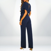 Deze veelzijdige dames jumpsuit combineert een elegante uitstraling met comfort, dankzij het high waist design en korte mouwen. Verkrijgbaar in prachtige kleuren zoals geel, blauw en licht bruin, is deze jumpsuit ideaal voor diverse gelegenheden.