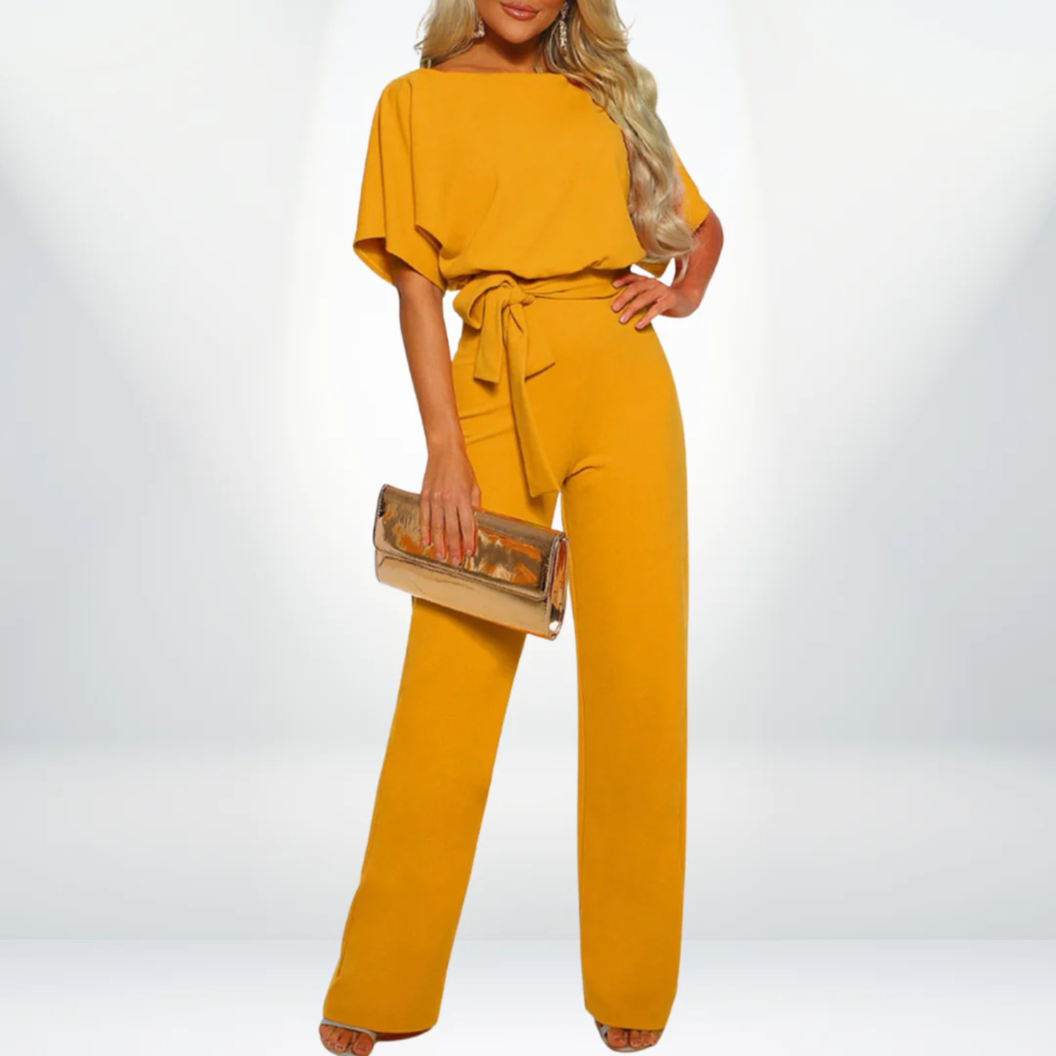 Deze veelzijdige dames jumpsuit combineert een elegante uitstraling met comfort, dankzij het high waist design en korte mouwen. Verkrijgbaar in prachtige kleuren zoals geel, blauw en licht bruin, is deze jumpsuit ideaal voor diverse gelegenheden.