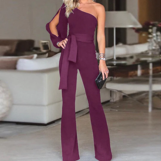 Dames jumpsuit perfect voor feestelijke gelegenheden. Deze jumpsuit heeft een trendy asymmetrisch ontwerp met nadruk op de taille voor een gestroomlijnd silhouet. Gemaakt van comfortabele materialen en verkrijgbaar in diverse kleuropties. Ideaal voor bruiloften, cocktailparty's en gala's. Combineer met hoge hakken voor een glamoureuze look.