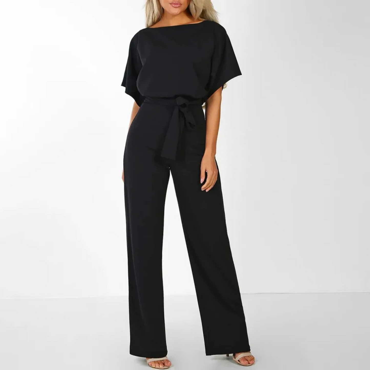 Dames jumpsuit, perfect voor elke gelegenheid. Biedt comfort, elegantie en veelzijdigheid in trendy kleuren. Gemaakt van comfortabel en ademend materiaal voor een flatterende, elegante uitstraling.