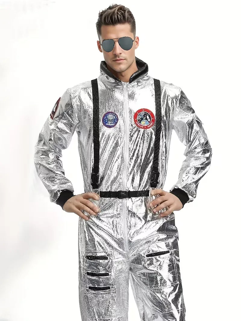 Kostuum met zilveren glanzende afwerking en emblemen