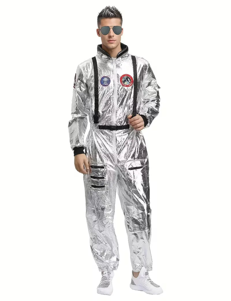Kostuum met zilveren glanzende afwerking en emblemen