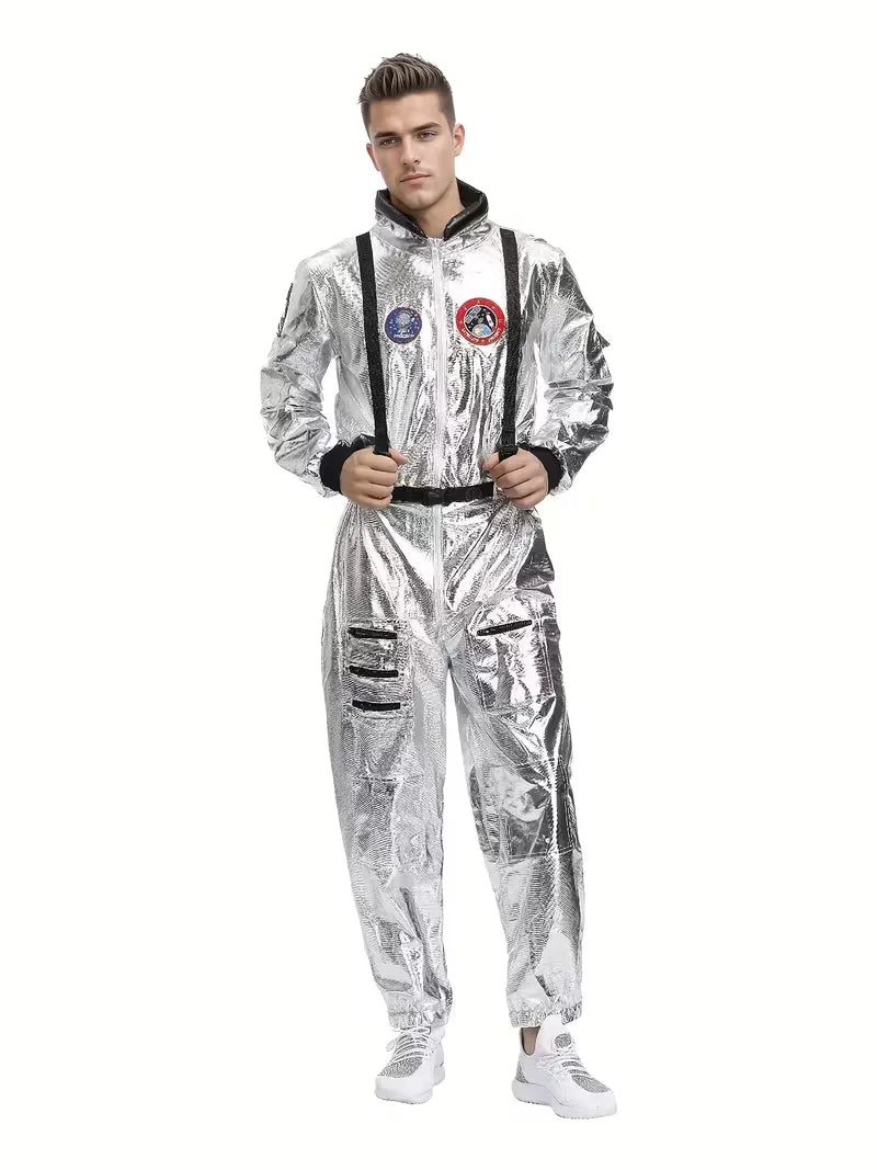 Kostuum met zilveren glanzende afwerking en emblemen