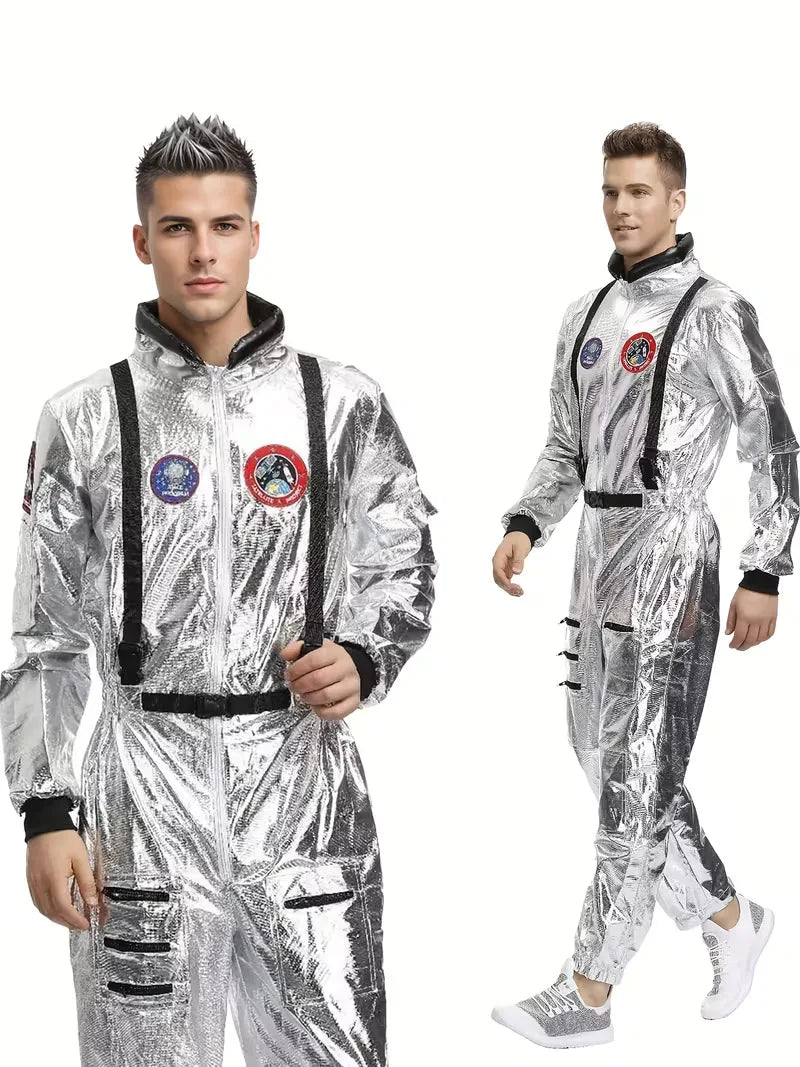 Kostuum met zilveren glanzende afwerking en emblemen