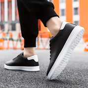 Lage skateschoenen met vetersluiting en perforaties