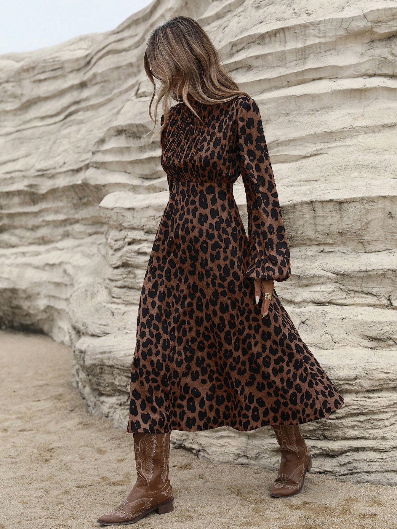 Lange jurk met lange mouwen en riem in de taille