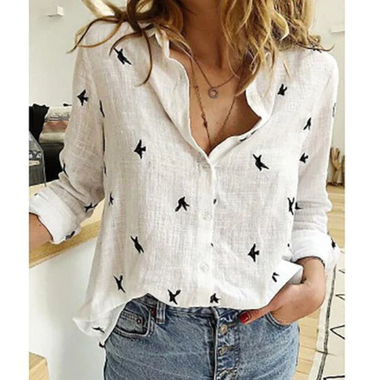 Deze linnen damesblouse is gemaakt van ademend materiaal voor ultiem draagcomfort, heeft een veelzijdig design en een losse pasvorm voor een casual en elegante uitstraling. Perfect voor een trendy en zomerse look, geschikt voor diverse gelegenheden en eenvoudig te combineren. Maattabel beschikbaar voor verschillende maten.