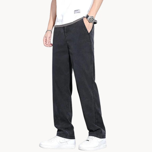 Losse broek met zijzakken en rechte snit