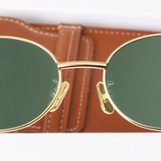 Trendy en opvallende zonnebril, een must-have accessoire voor dit seizoen. Deze zonnebril biedt niet alleen een stijlvolle toevoeging aan je look, maar ook een comfortabele pasvorm dankzij hoogwaardige materialen.