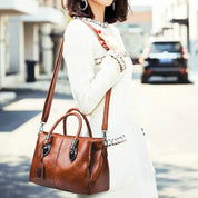 Grote leren tas - een perfecte combinatie van ruimte, luxe en elegantie. Gemaakt van hoogwaardig leer, met een ruim en georganiseerd interieur, is deze tas ideaal voor werk en vrije tijd. Voeg een vleugje praktische luxe toe aan elke outfit!
