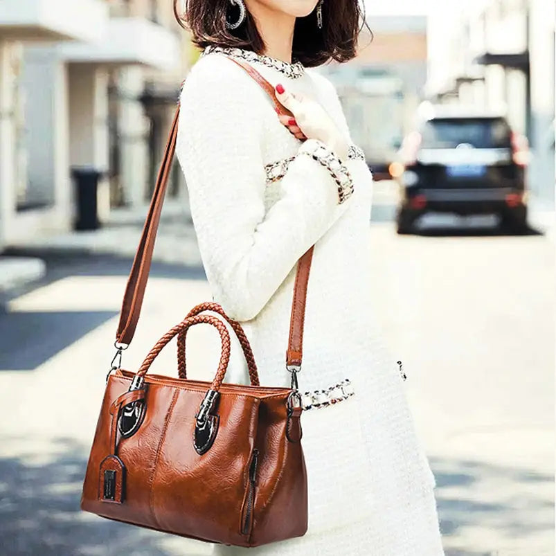 Grote leren tas - een perfecte combinatie van ruimte, luxe en elegantie. Gemaakt van hoogwaardig leer, met een ruim en georganiseerd interieur, is deze tas ideaal voor werk en vrije tijd. Voeg een vleugje praktische luxe toe aan elke outfit!