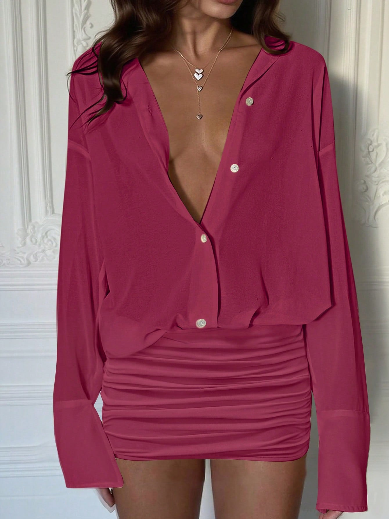 Mini-jurk met lange mouwen en diepe v-hals