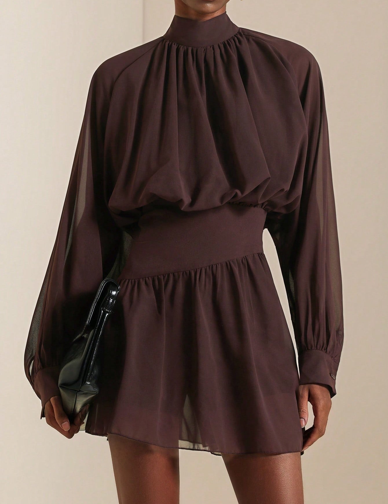 Mini jurk met lange mouwen en hoge halslijn